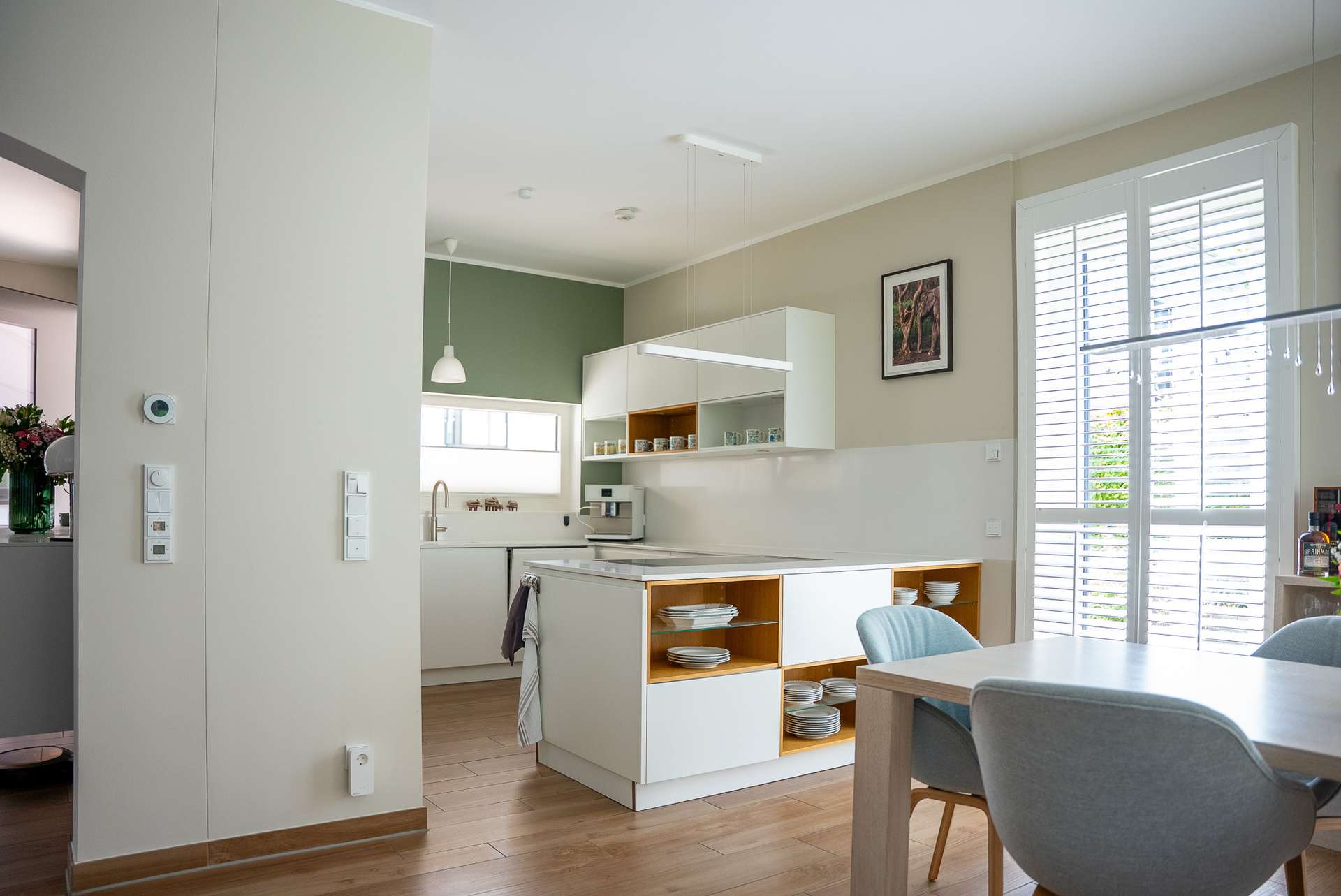 Luxuriöse DHH-Villa mit eigenem Garten, Dachterrasse & 2x TG Stellplätzen (+Wallbox) – Berlin