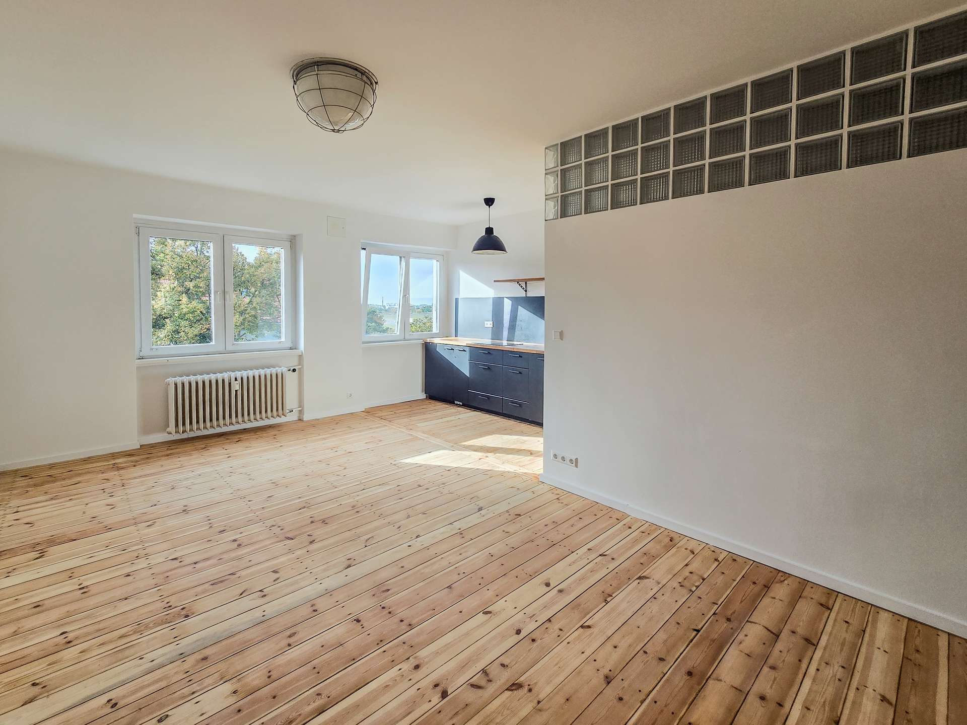 Bezugsfreie und Sanierte Helle 2-Zimmer-Wohnung im Schillerkiez - oberste Etage direkt am Flugfeld – Berlin