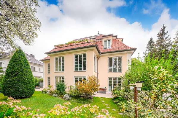 Berlin-Grunewald: Etagenwohnung in Villa mit separater Wellness-Etage und 12-Meter- Indoorpool