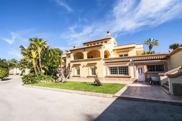 Villa mit 7 Schlafzimmern und 7 Badezimmern in Teulada| Ref: SCR0998