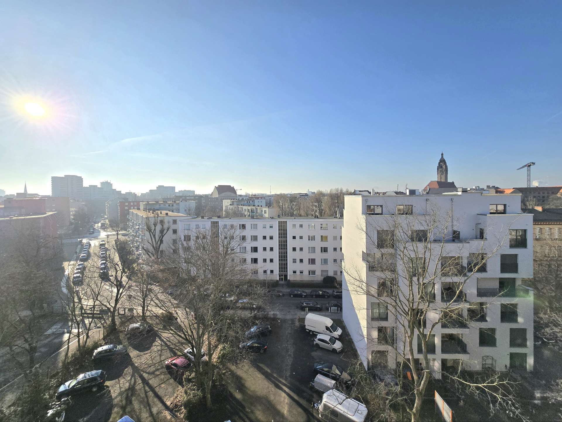 Nur der Himmel über Mir! - Bezugsfreie, Sanierte 1-Zimmer-Wohnung mit EBK und Balkon mit Weitblick – Berlin