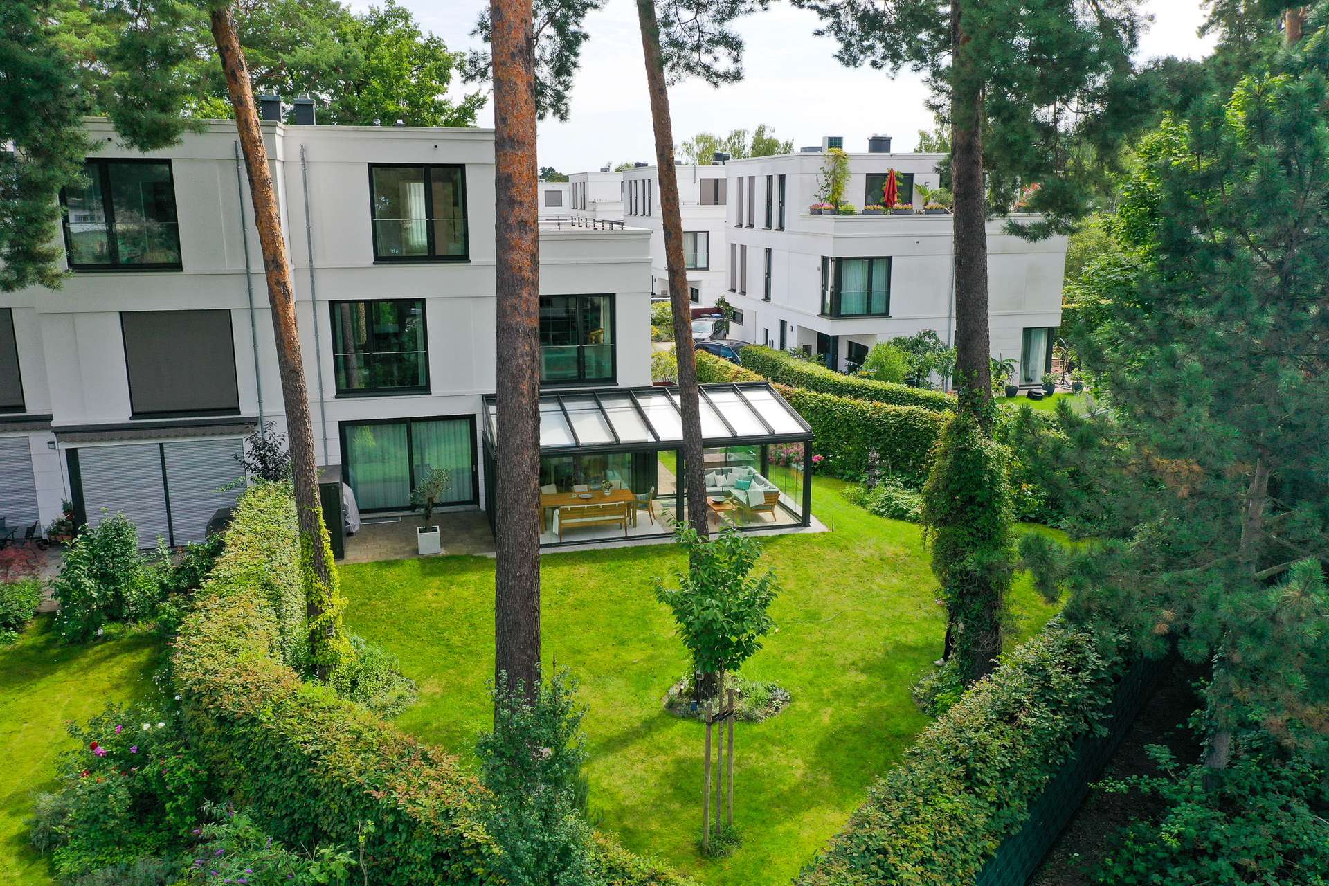 Luxuriöse DHH-Villa mit eigenem Garten, Dachterrasse & 2x TG Stellplätzen (+Wallbox) – Berlin