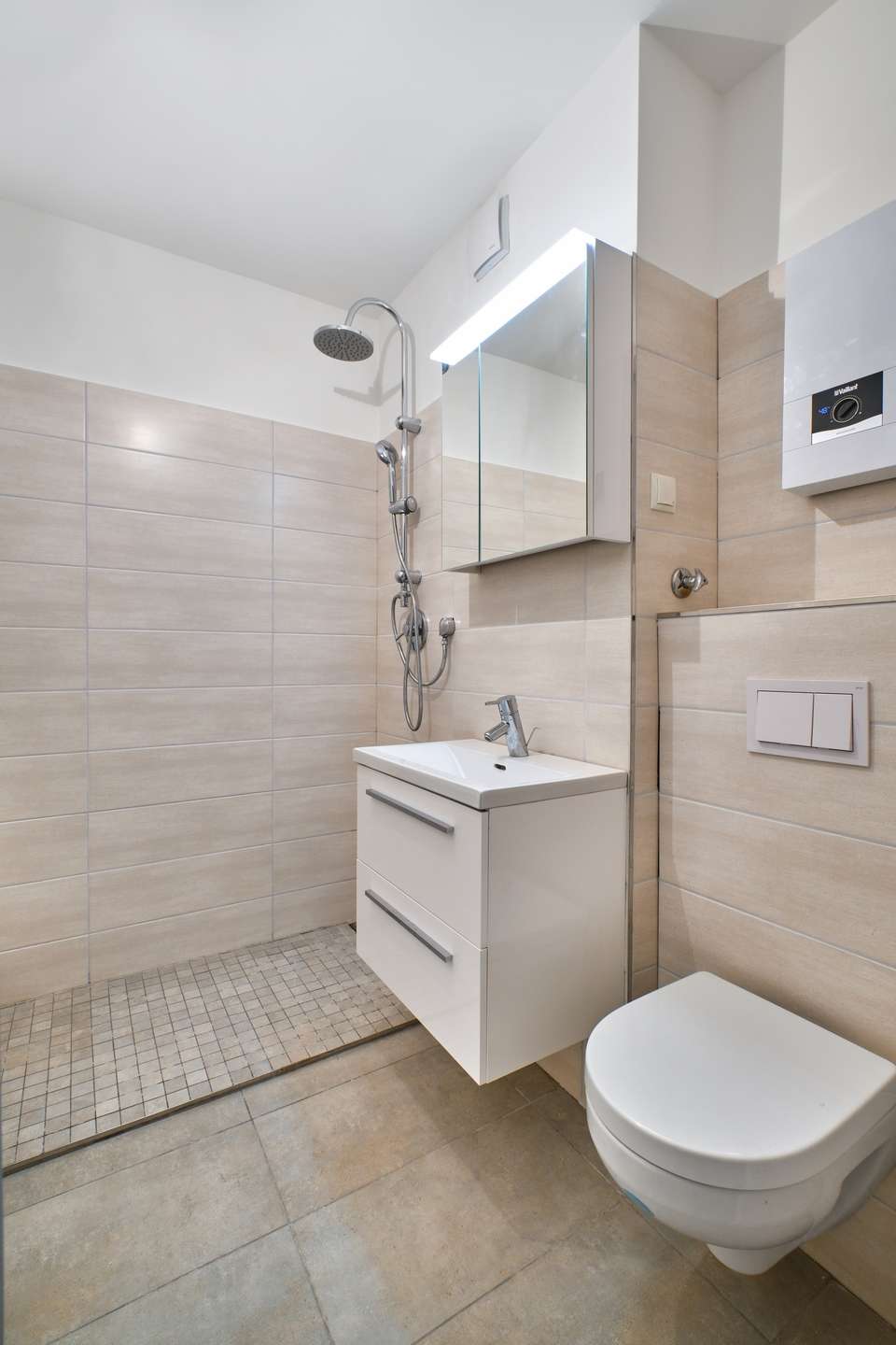 Traumwohnung in Toplage Gatow: Direkt am Wasser, 2,5 Zimmer, 2 Bäder & Balkon – Berlin