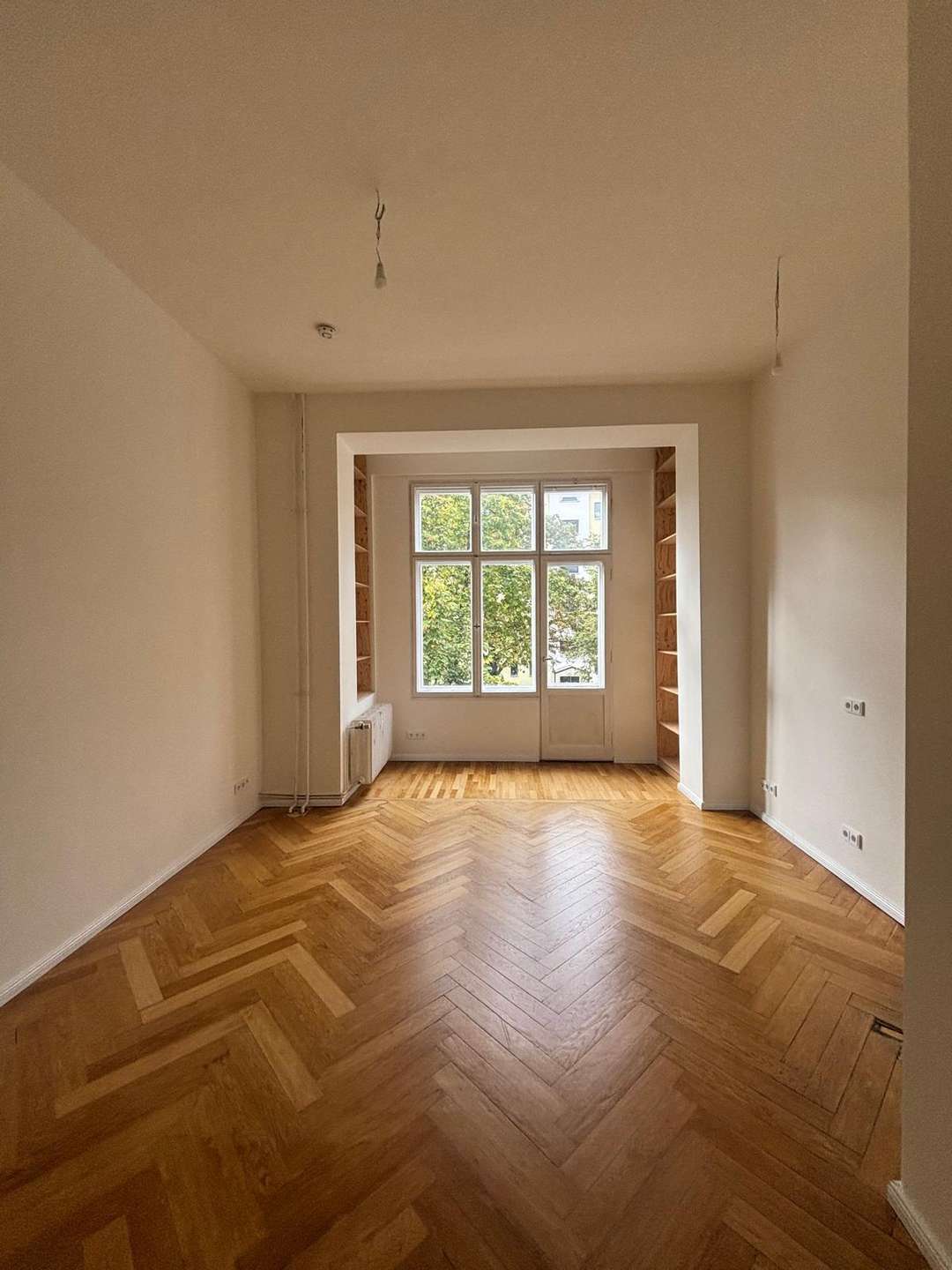Bezugsfreie und Helle Wohnung nahe Hohenzollerndamm mit 3,5m Deckenhöhe und französischem Balkon – Berlin