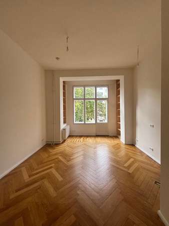 Vacant and bright apartment near Hohenzollerndamm with 3.5m ceiling height and French balcony