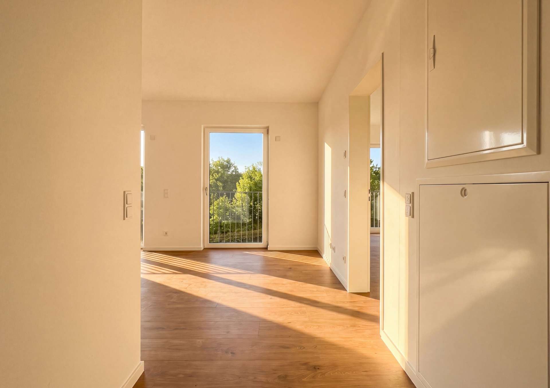 Zimmer mit Dachschräge und Fenster