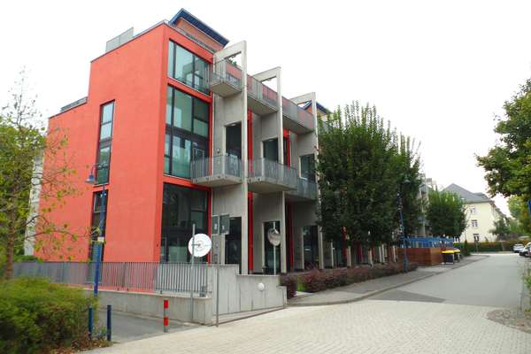 Loftfeeling auf zwei Ebenen – außergewöhnliche Maisonette mit großem Balkon — Bild 2 von 9