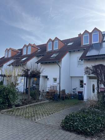 Wohnen mit Wohlfühlfaktor: Reihenhaus mit Garten und Sonnenbalkon — Bild 2 von 6