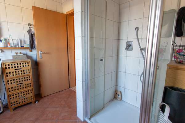 Familienfreundliches Einfamilienhaus auf 2 Ebenen mit großer Terrasse, Garten und Garage — Bild 11 von 18