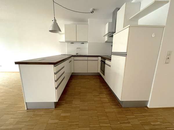 Loftfeeling auf zwei Ebenen – außergewöhnliche Maisonette mit großem Balkon — Bild 5 von 9