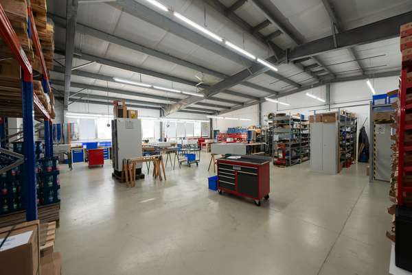 Attraktive Gewerbehalle mit Büroräumen und Stellplätzen — Bild 8 von 33