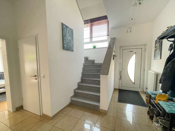 Familien aufgepasst! Großzügiges Einfamilienhaus mit toller Terrasse und Lagerfläche im Keller. — Bild 2 von 25