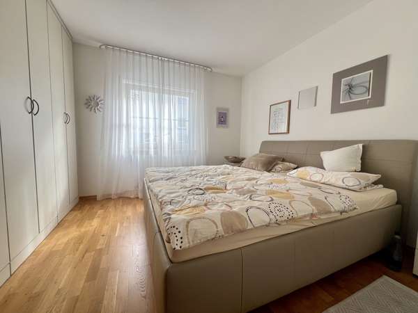 Wohlfühlort: Sonnige 3-Zimmerwohnung mit Tiefgaragenplatz in begehrter Hechtsheimer Feldrandlage — Bild 5 von 14