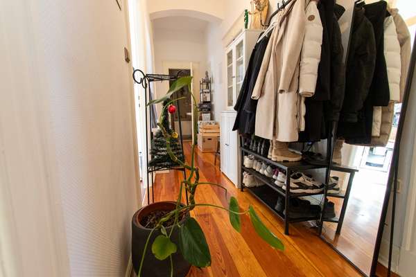 Geräumige 3-Zimmer Altbauwohnung mit Balkon – Ihr neues Zuhause! — Bild 2 von 13