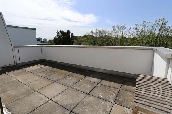 Bezugsfreie 1 Zimmer Wohnung mit traumhafter Dachterrasse — Bild 3 von 16