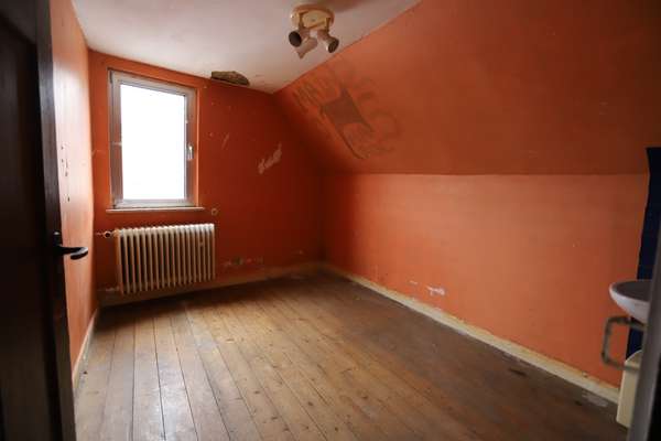 Sanierungsbedürftiges 1-3 Familienhaus mit Scheune & großem Innenhof — Bild 51 von 55