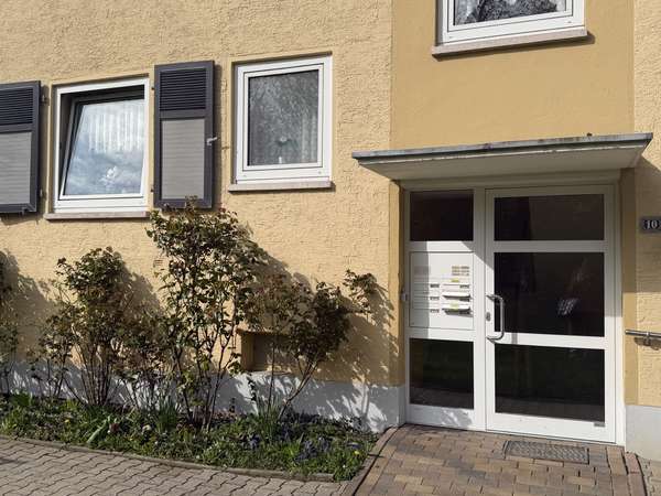 Helle Dachgeschosswohnung mit Wohnküche und Balkon mit Blick ins Grüne — Bild 11 von 13