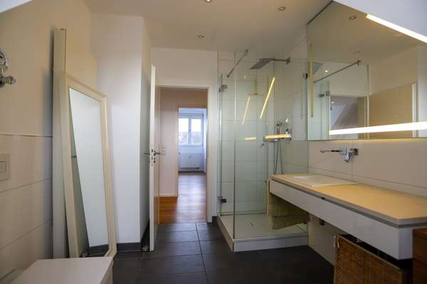 Wunderschöne, loftartige Dachgeschosswohnung in kernsaniertem Altbau! — Bild 14 von 15