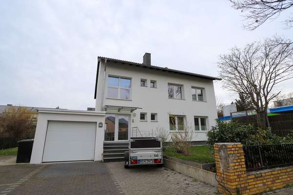 Attraktive 2-Zimmer-Wohnung mit EBK in Mainz — Bild 2 von 14