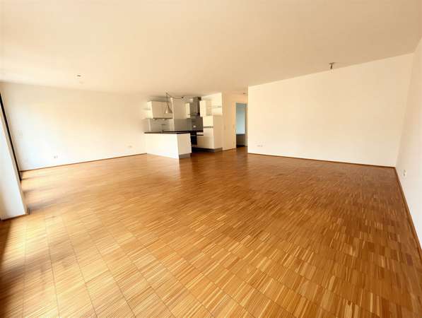 Loftfeeling auf zwei Ebenen – außergewöhnliche Maisonette mit großem Balkon — Bild 4 von 9
