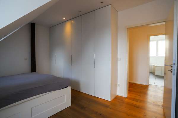 Wunderschöne, loftartige Dachgeschosswohnung in kernsaniertem Altbau! — Bild 12 von 15
