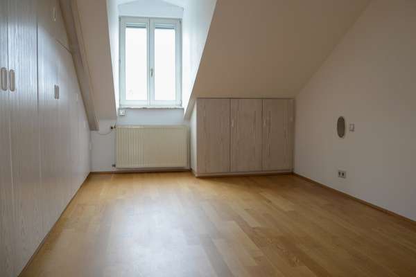 Einzigartige 3 ZKB Dachgeschosswohnung mit toller Aussicht — Bild 14 von 14