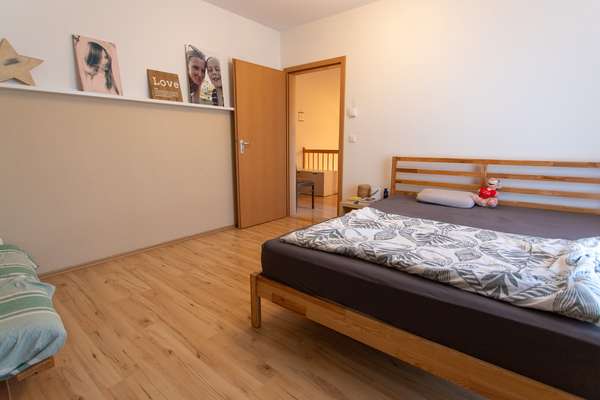 Familienfreundliches Einfamilienhaus auf 2 Ebenen mit großer Terrasse, Garten und Garage — Bild 13 von 18