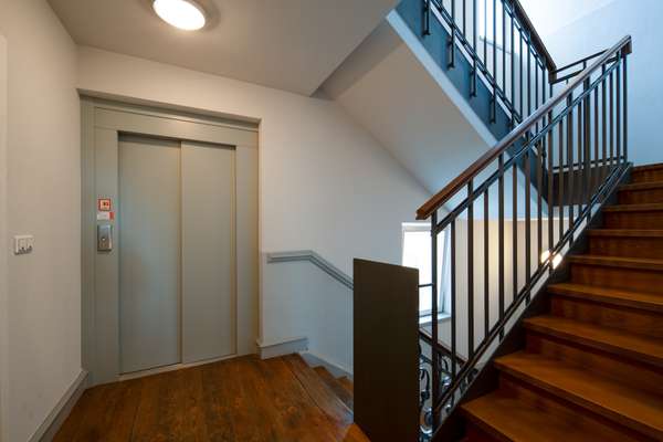 Außergewöhnliche Dachgeschosswohnung in denkmalgeschütztem Prachtbau in bester Lage von Mainz — Bild 14 von 23