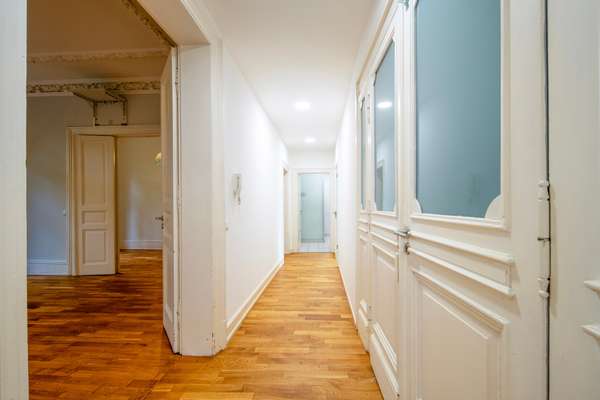 Stilvolle Altbauetage in denkmalgeschütztem Prachtbau – Exklusives Wohnen in bester Mainzer Lage — Bild 18 von 33