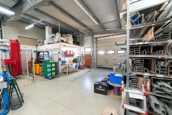 Attraktive Gewerbehalle mit Büroräumen und Stellplätzen — Bild 13 von 33