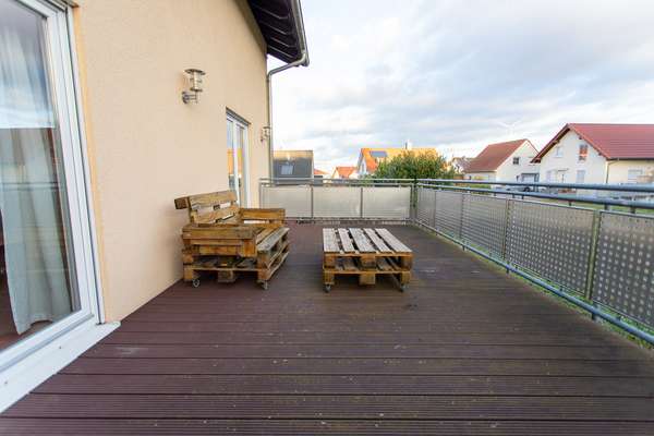 Familienfreundliches Einfamilienhaus auf 2 Ebenen mit großer Terrasse, Garten und Garage — Bild 6 von 18