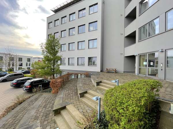 Lichtdurchflutetes Büro mit Blick auf den Telco Kreisel in Idstein! — Bild 5 von 14