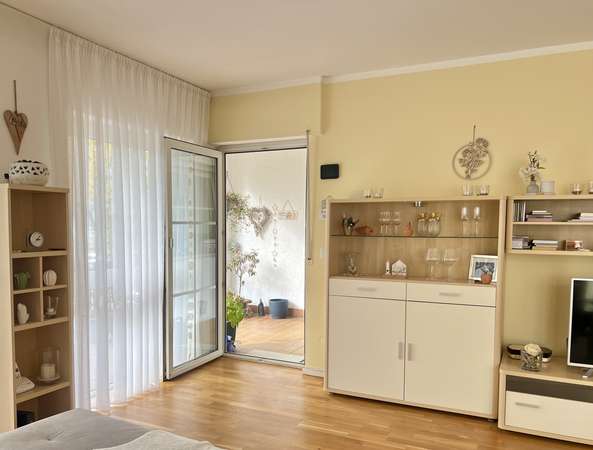 Wohlfühlort: Sonnige 3-Zimmerwohnung mit Tiefgaragenplatz in begehrter Hechtsheimer Feldrandlage — Bild 3 von 14