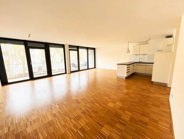 Loftfeeling auf zwei Ebenen – außergewöhnliche Maisonette mit großem Balkon — Bild 3 von 9