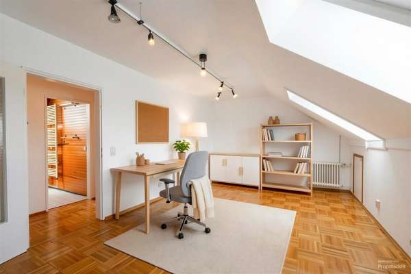 Raumwunder mit ausgebautem Dachgeschoss – Reihenmittelhaus mit Gestaltungspotential — Bild 23 von 32