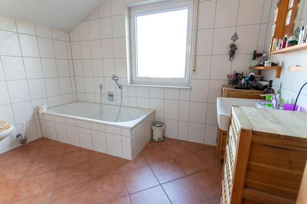 Familienfreundliches Einfamilienhaus auf 2 Ebenen mit großer Terrasse, Garten und Garage — Bild 10 von 18