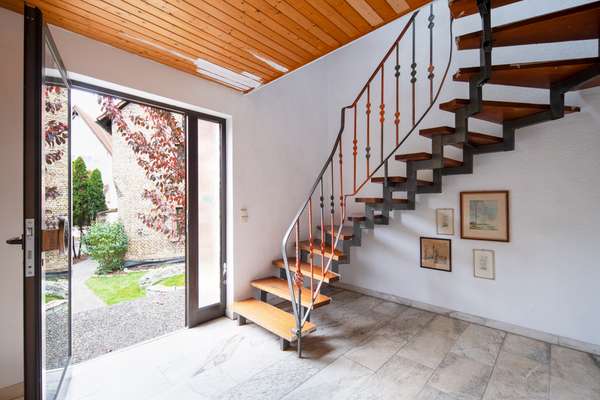 Viel Platz, viele Möglichkeiten: 2 Familienhaus mit großem Gartenparadies — Bild 22 von 32