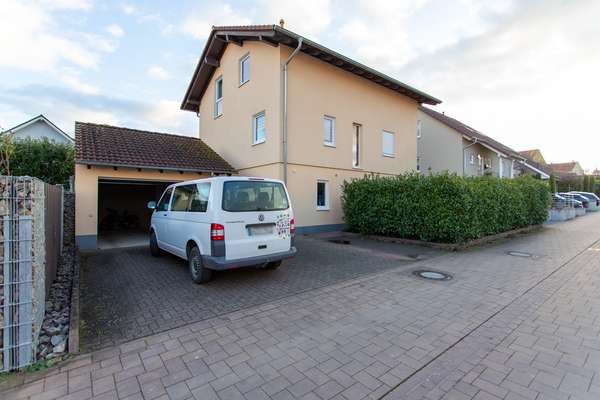 Familienfreundliches Einfamilienhaus auf 2 Ebenen mit großer Terrasse, Garten und Garage — Bild 4 von 18