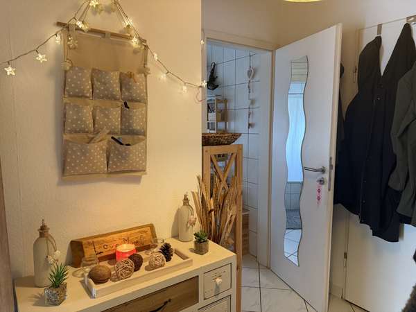 Helle Dachgeschosswohnung mit Wohnküche und Balkon mit Blick ins Grüne — Bild 8 von 13