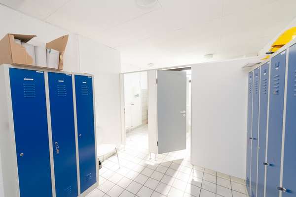 Attraktive Gewerbehalle mit Büroräumen und Stellplätzen — Bild 29 von 33