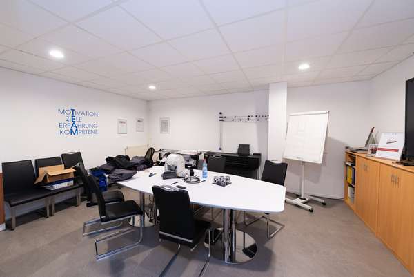 Attraktive Gewerbehalle mit Büroräumen und Stellplätzen — Bild 23 von 33
