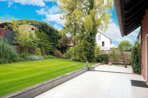 Viel Platz, viele Möglichkeiten: 2 Familienhaus mit großem Gartenparadies — Bild 7 von 32