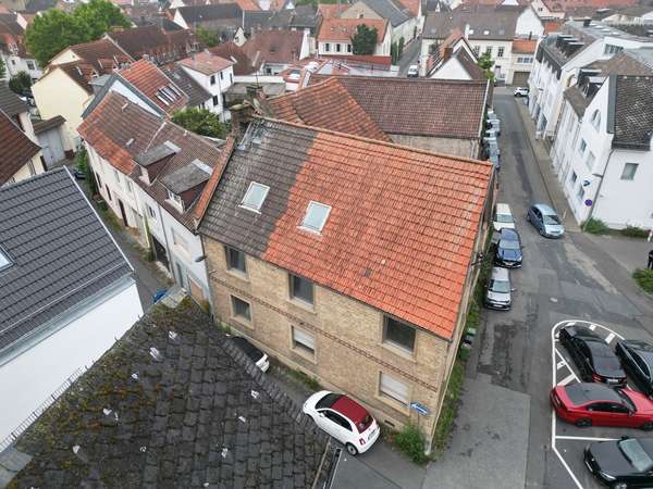 Sanierungsbedürftiges 1-3 Familienhaus mit Scheune & großem Innenhof — Bild 4 von 55