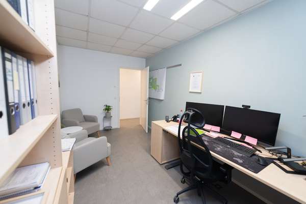 Attraktive Gewerbehalle mit Büroräumen und Stellplätzen — Bild 26 von 33