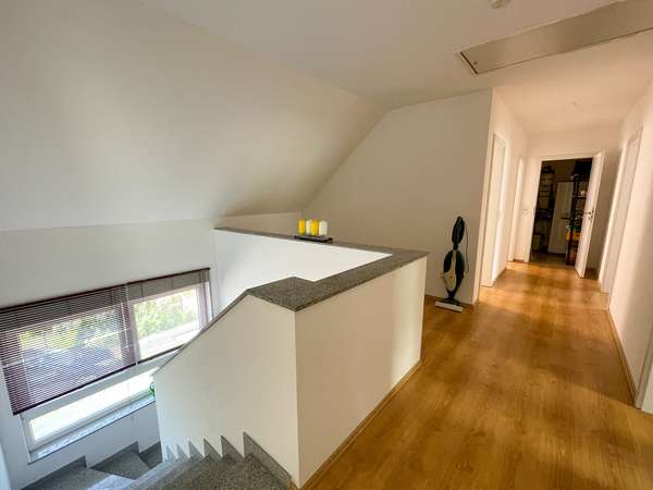 Familien aufgepasst! Großzügiges Einfamilienhaus mit toller Terrasse und Lagerfläche im Keller. — Bild 12 von 25