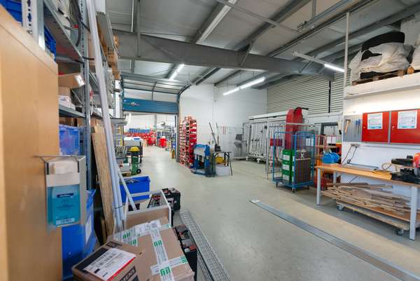 Attraktive Gewerbehalle mit Büroräumen und Stellplätzen — Bild 14 von 33