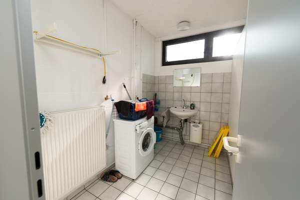 Attraktive Gewerbehalle mit Büroräumen und Stellplätzen — Bild 31 von 33