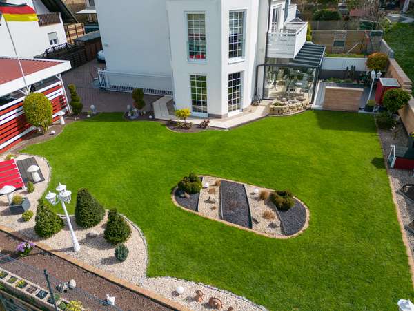 Einmalig!! Großzügiges Domizil mit Garten!! Warum bauen, wenn ich gleich einziehen kann? — Bild 2 von 25