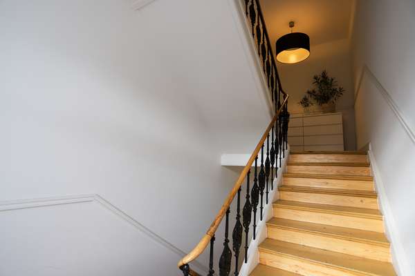 Wunderschöne, loftartige Dachgeschosswohnung in kernsaniertem Altbau! — Bild 2 von 15