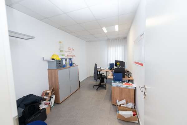 Attraktive Gewerbehalle mit Büroräumen und Stellplätzen — Bild 25 von 33